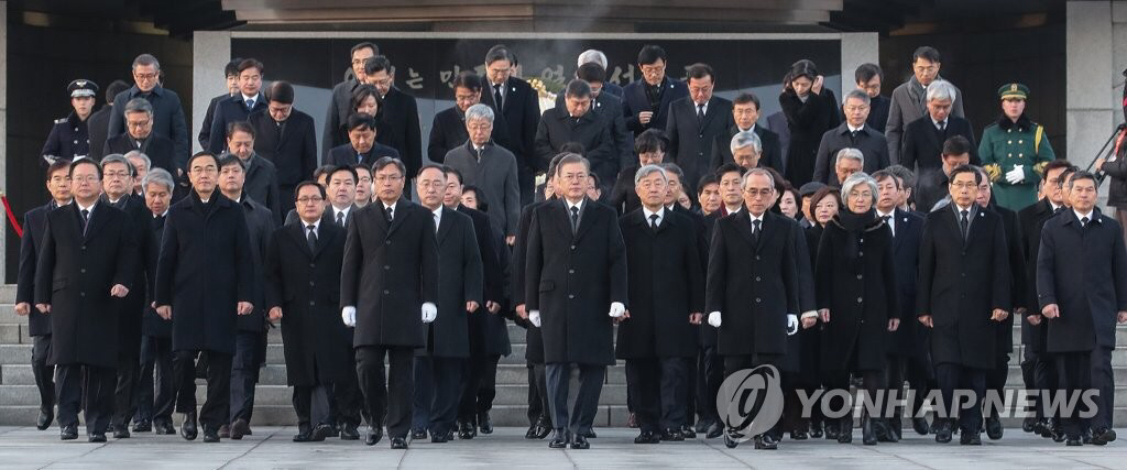 2019.01.02 현충원 참배로 신년 공식업무 시작한 문재인 대통령.jpg | 인스티즈