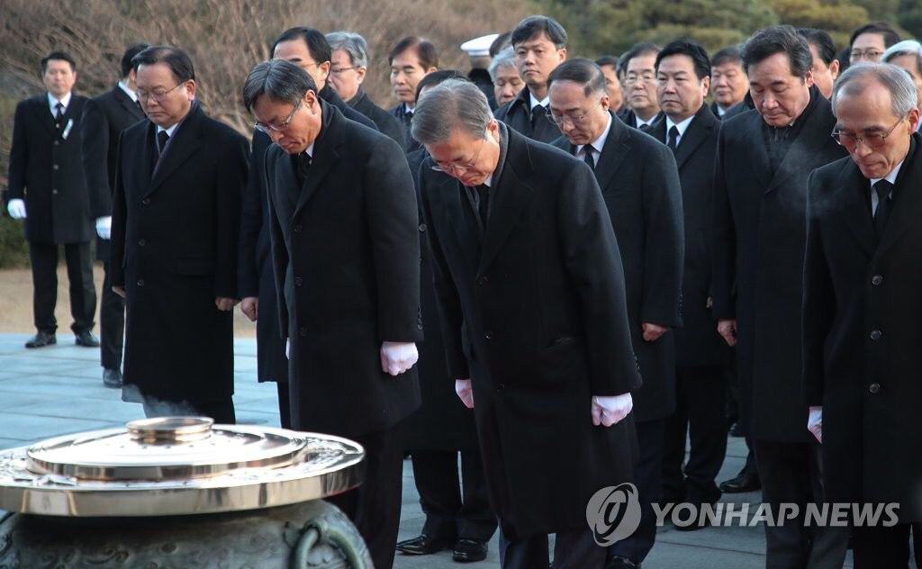 2019.01.02 현충원 참배로 신년 공식업무 시작한 문재인 대통령.jpg | 인스티즈
