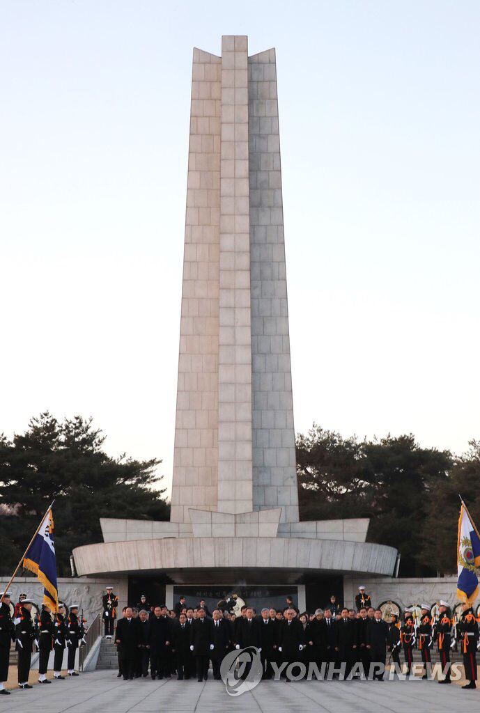 2019.01.02 현충원 참배로 신년 공식업무 시작한 문재인 대통령.jpg | 인스티즈