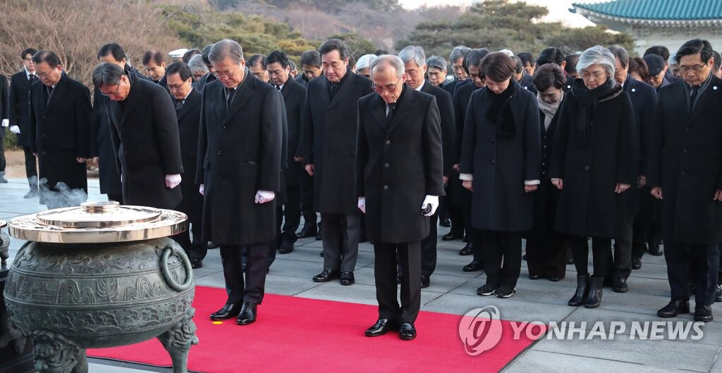 2019.01.02 현충원 참배로 신년 공식업무 시작한 문재인 대통령.jpg | 인스티즈
