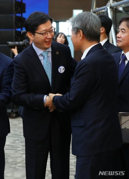 제6회 지방자치의 날 기념식에 참석한 김경수 도지사♥ | 인스티즈