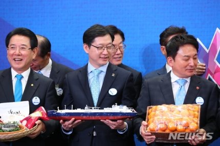 제6회 지방자치의 날 기념식에 참석한 김경수 도지사♥ | 인스티즈