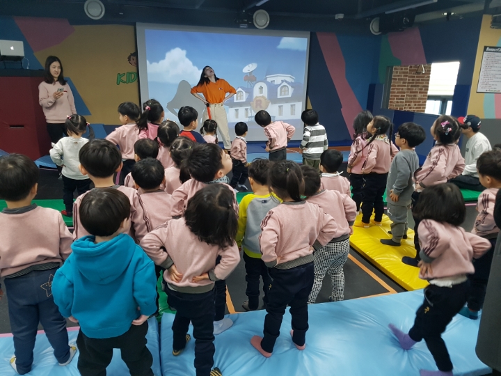 아이와 키즈카페 이미지