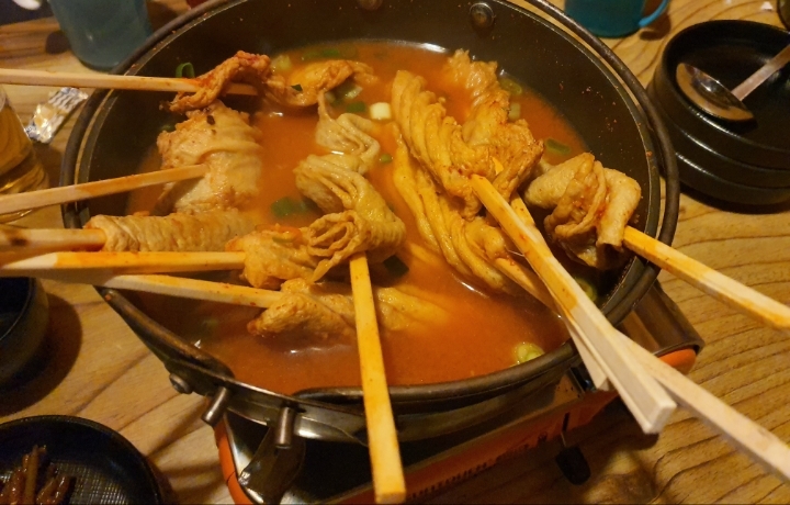 초가에 걸린 달 이미지