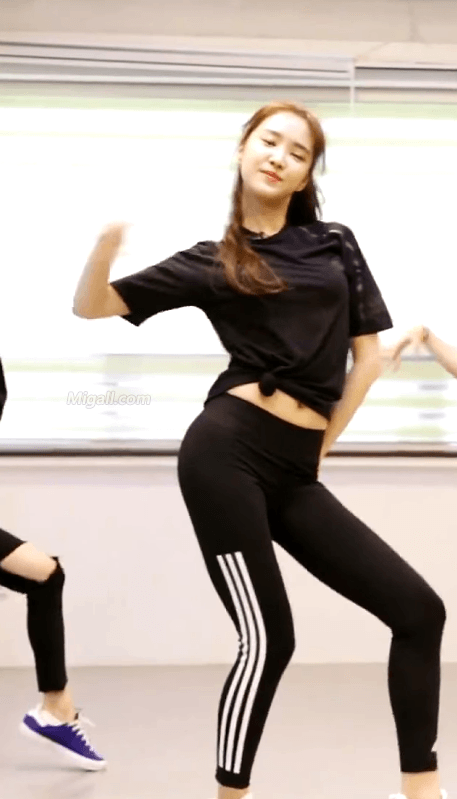 레깅스 입고 안무 연습하는 손나은.gif | 인스티즈