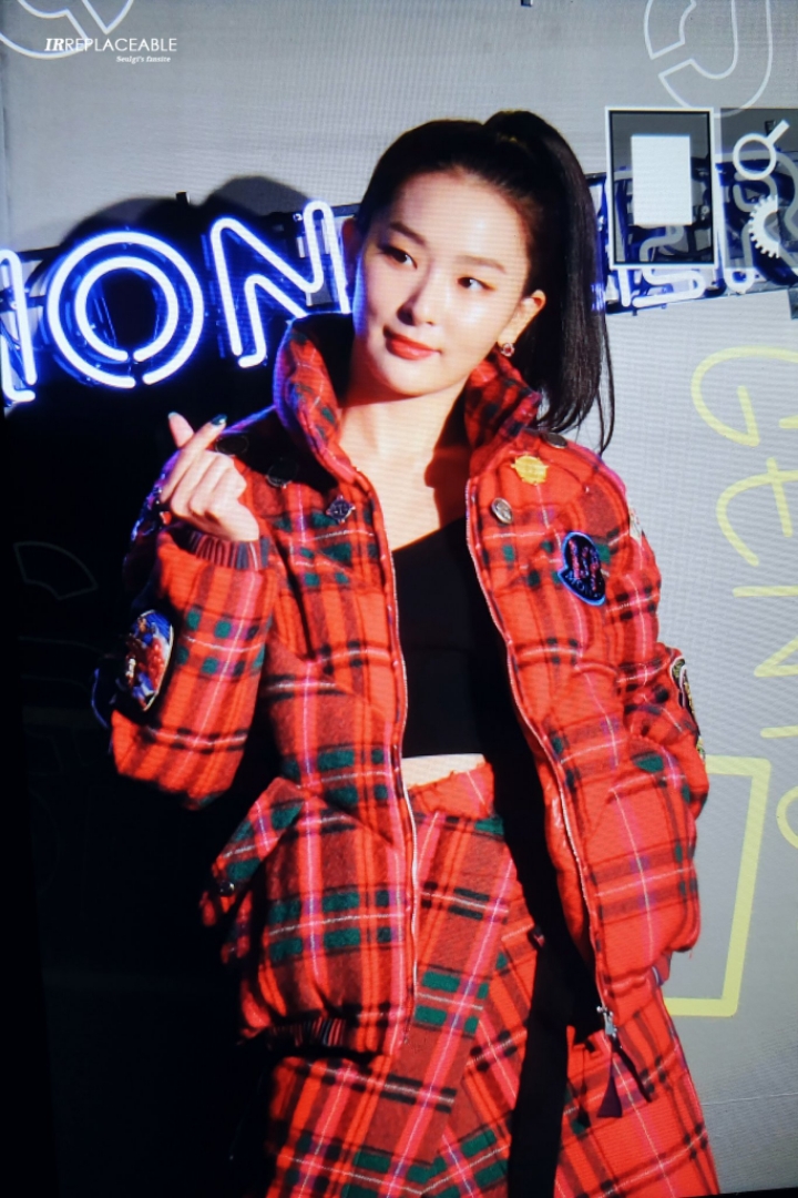 몽클레어 패딩 입어서 따뜻한 레드벨벳 슬기보고 만족해하는 선미 언니 | 인스티즈