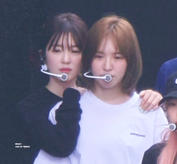 리허설 대기중에 웬디 껌딱지가 된 아이린.jpgif | 인스티즈