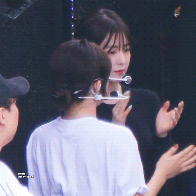 리허설 대기중에 웬디 껌딱지가 된 아이린.jpgif | 인스티즈