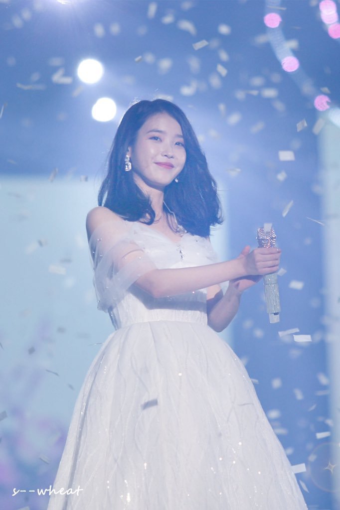 아이유 10주년 콘서트 in 서울.jpg | 인스티즈