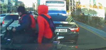 인간의 판단력이 0일때 나타나는 상황.gif | 인스티즈