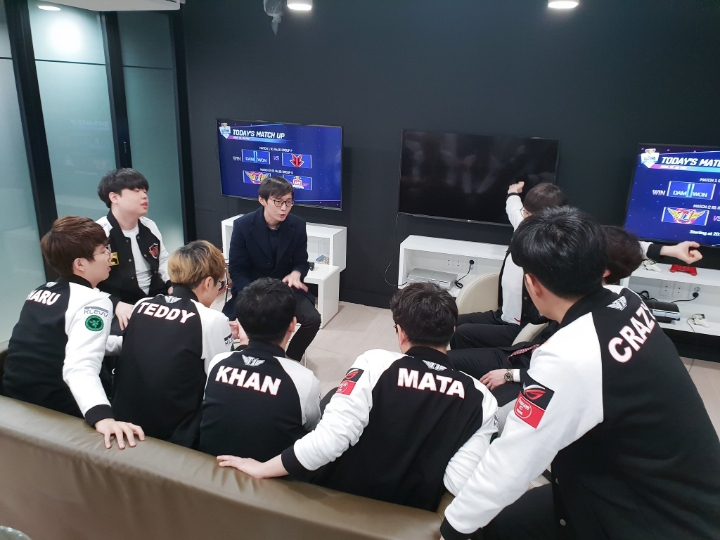 [LOL] 경기 끝나고 피드백하는 SKT 선수들 | 인스티즈