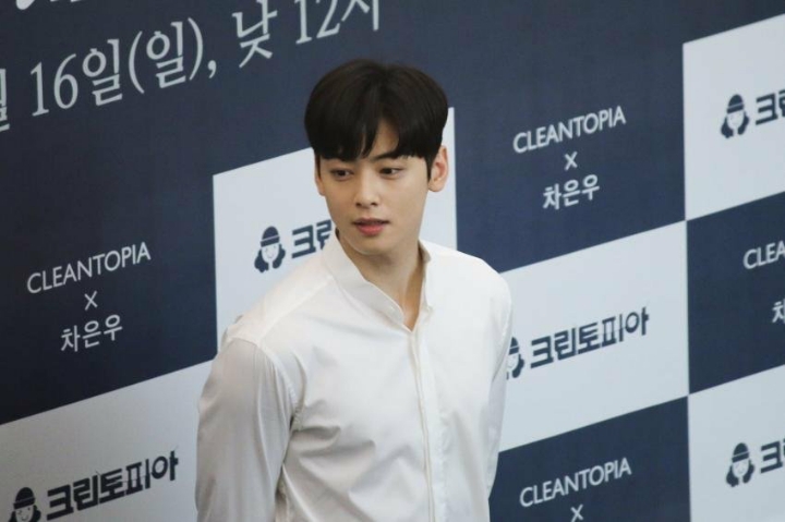 어느 남자 아이돌의 무보정 사진 | 인스티즈