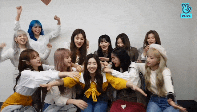 [아이즈원] 1년전 브이앱,1년후 브이앱.gif | 인스티즈