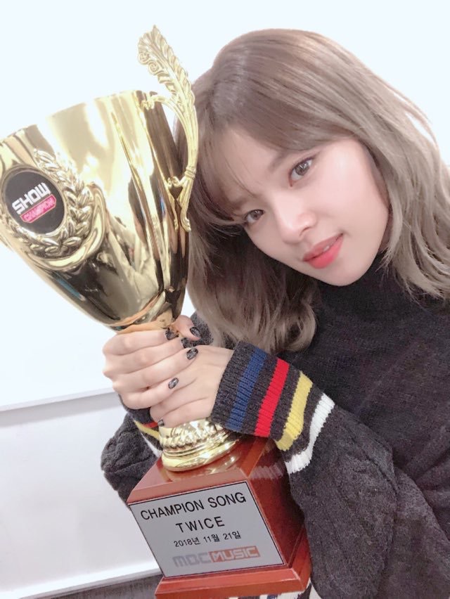 쇼챔피언 트로피로 보는 트와이스 멤버별 트로피 드는 방법 ㅋㅋㅋ | 인스티즈