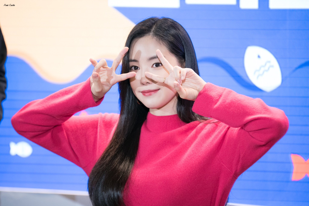 [에이핑크] 맘스터치는 역시 딥치즈버거라서 나은이 | 인스티즈