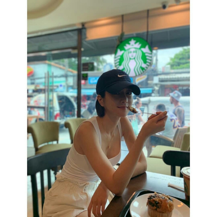 옷 가볍게 입은 서예지 | 인스티즈