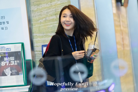 팬들 보는 밝은 표정의 에이핑크 정은지.jpg | 인스티즈