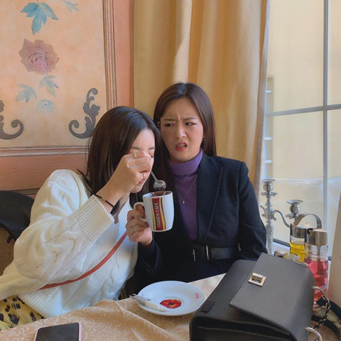 크로아티아에서 일을 하고 있는 에이핑크 초롱 보미.jpg | 인스티즈