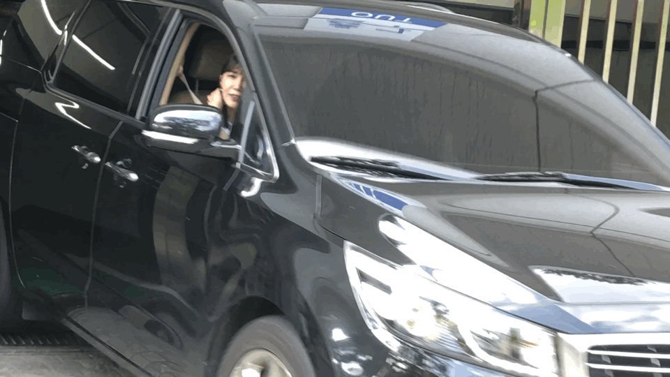 차에서 팬들 보고 손흔들어 주는 에이핑크 정은지.gif | 인스티즈