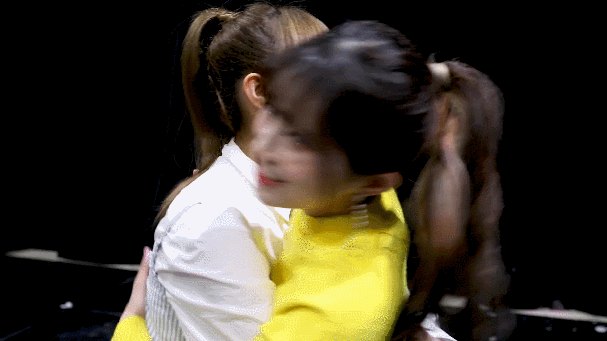 프로미스나인 LOVEBOMB 활동기 비하인드에나온 프로미스나인&amp;아이즈원 만남짤들.GIF | 인스티즈