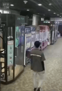 존나 멋있어. 이러니까 여자들이 뻑이가지. (feat. 오락실 이상한 사람) | 인스티즈