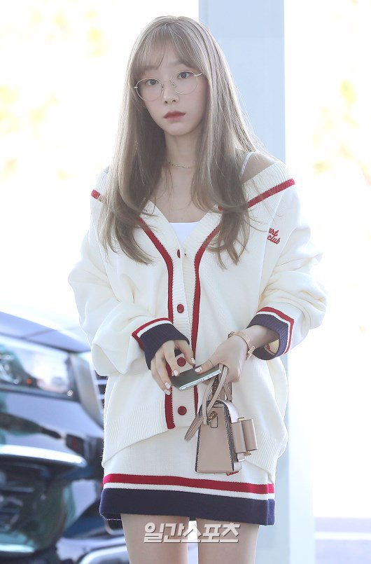 오늘자 새로운 헤어컬러로 염색하고 공항에 나타난 태연 | 인스티즈