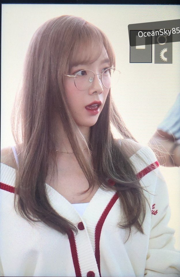 오늘자 새로운 헤어컬러로 염색하고 공항에 나타난 태연 | 인스티즈