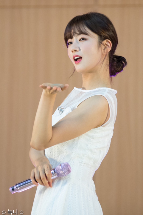 하얀 드레스와 에이핑크 보미.jpg | 인스티즈