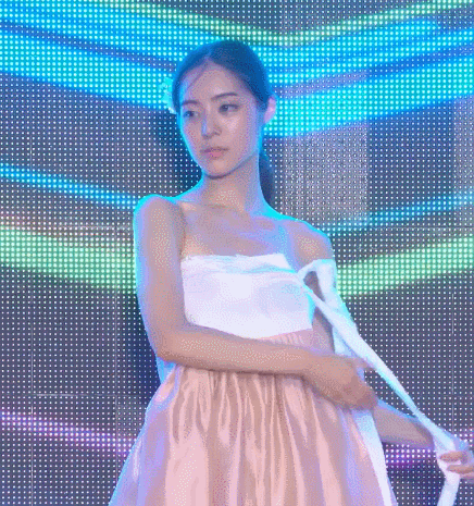 무대에서 과감히 한복을 벗는 여자.gif | 인스티즈