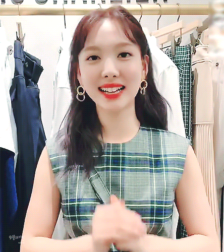 막내 쯔위가 좋아 포옹하는 맏내 나봉이 | 인스티즈