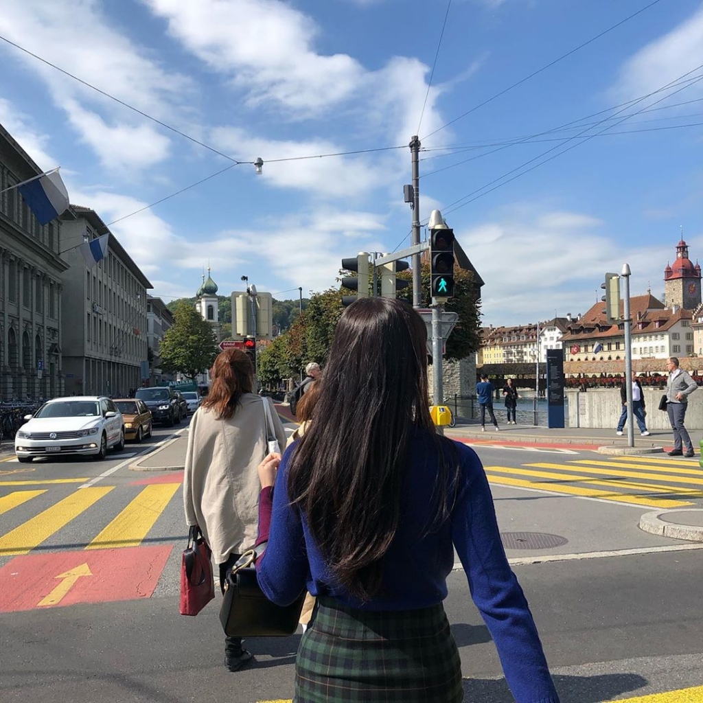 예쁜 스위스 풍경과 잘 어울리는 레드벨벳 조이 | 인스티즈