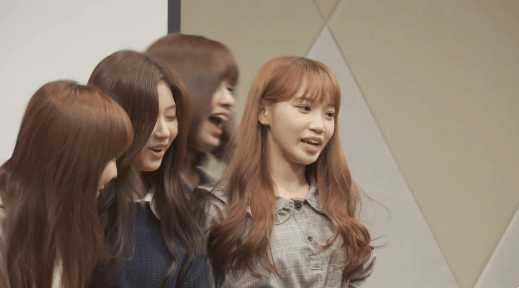 엉기는 대형견을 부담스러워 하는 쌈무 움짤 (아이즈원) | 인스티즈