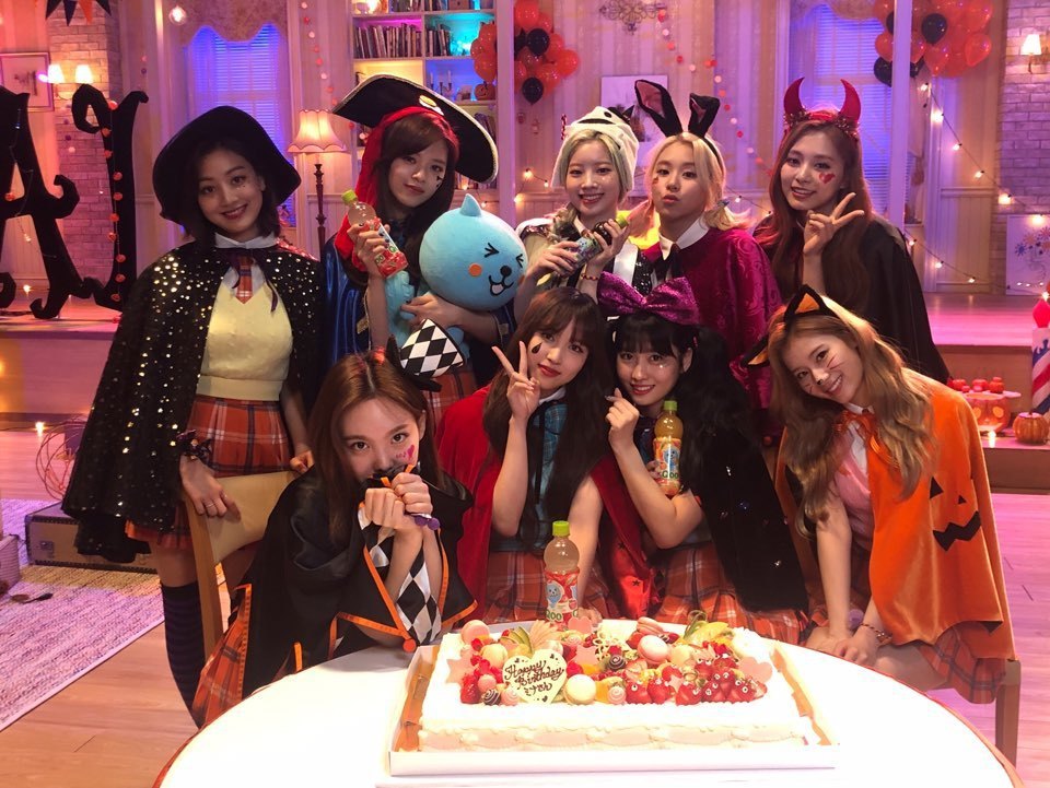 쿠우 광고 찰영 도중 미나 생일파티하는 트와이스.jpg | 인스티즈