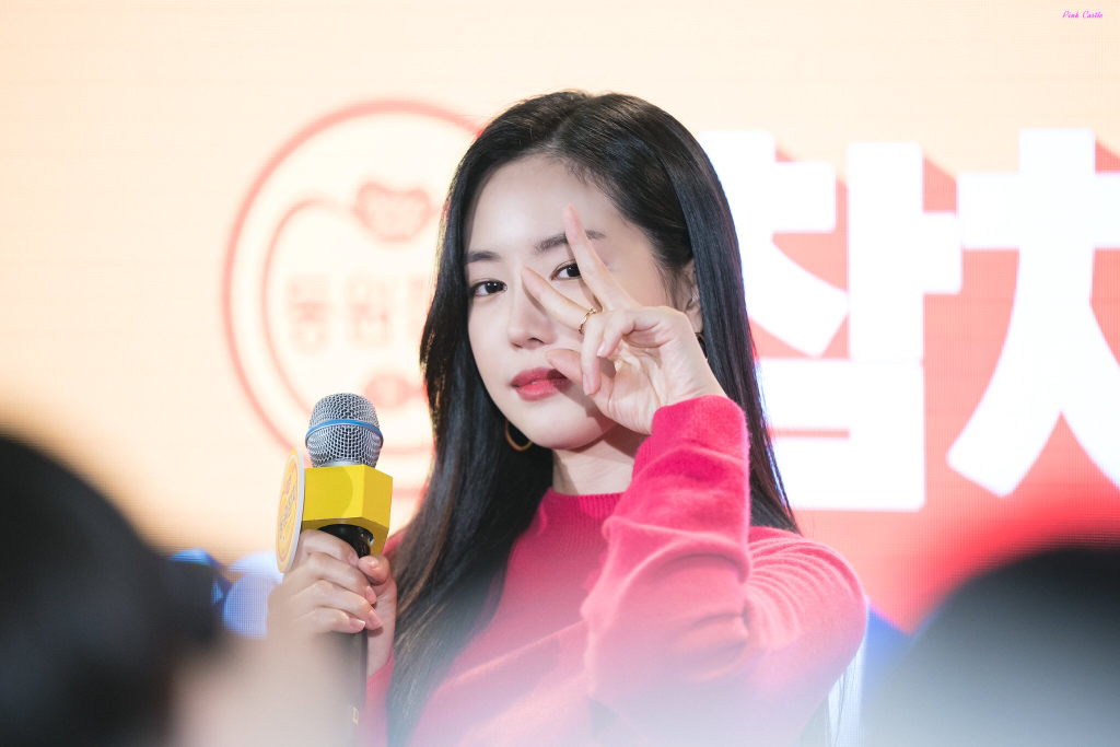 [에이핑크] 맘스터치는 역시 딥치즈버거라서 나은이 | 인스티즈