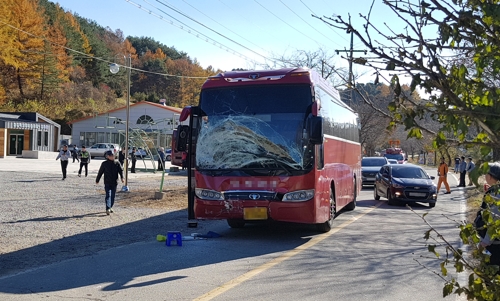 홍천서 관광버스가 굴착기 들이받아..2명 중상·37명 경상 | 인스티즈