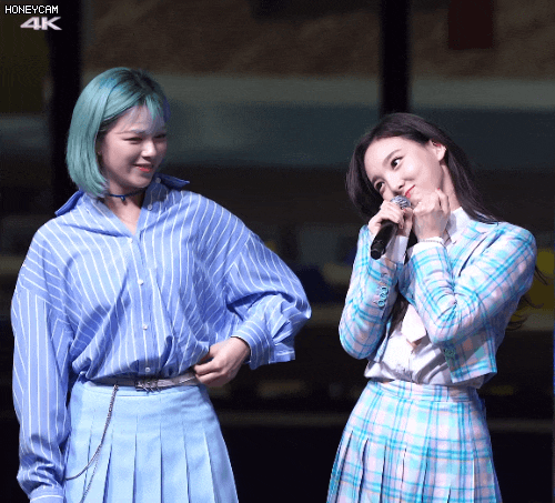 옆에 서있다가 괜히 얻어맞는 트와이스 정연 ㅋㅋ | 인스티즈