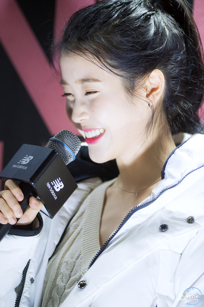 뉴발란스 토크콘서트 포니테일 아이유.jpg | 인스티즈