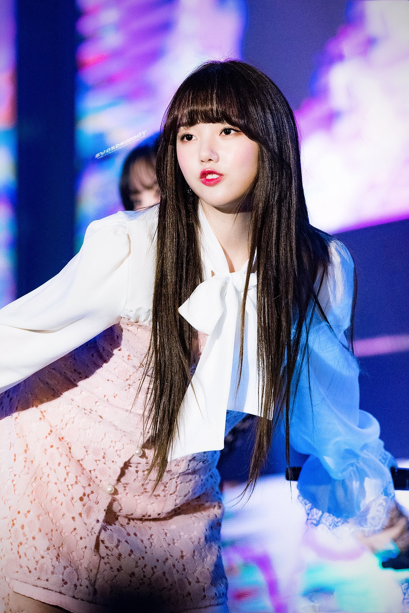 앞구르기 하고 보니까 은근히 미인인 듯한 여자친구 예린이.jpgif | 인스티즈