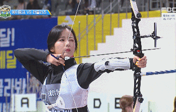 [에이핑크] 활 쏘는 박초롱 vs 윤보미.gif | 인스티즈