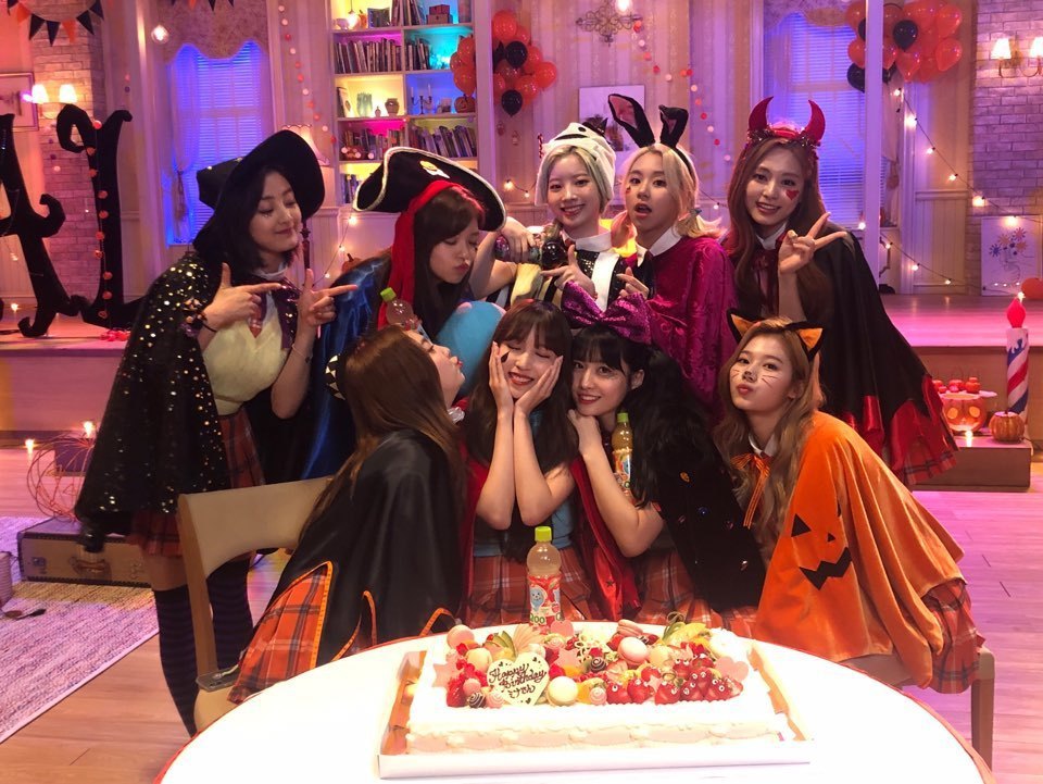 쿠우 광고 찰영 도중 미나 생일파티하는 트와이스.jpg | 인스티즈