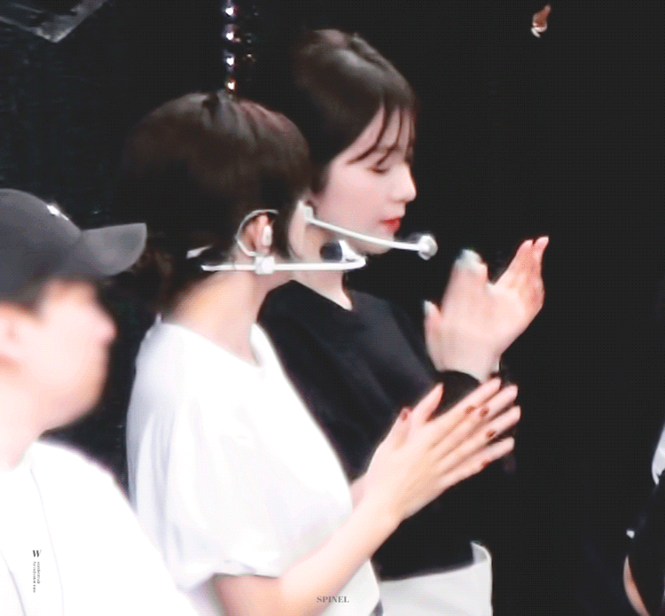 리허설 대기중에 웬디 껌딱지가 된 아이린.jpgif | 인스티즈