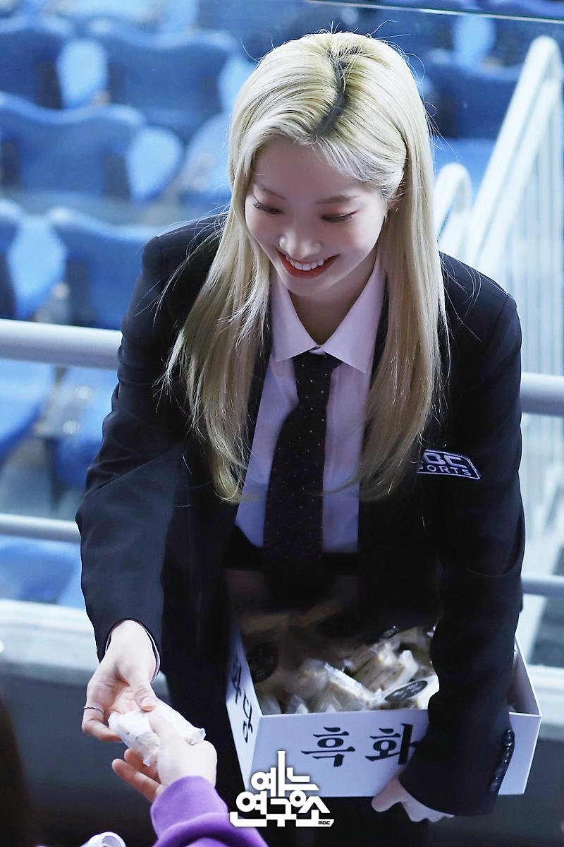 아육대에서 사탕 앵벌이 강매하는 여자아이돌 | 인스티즈