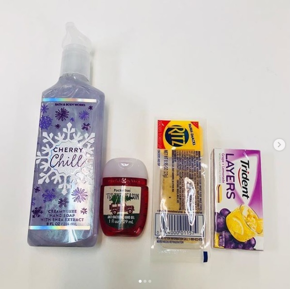 쏘스뮤직 직원분들에게 선물한 여자친구 엄지.JPG.GIF | 인스티즈