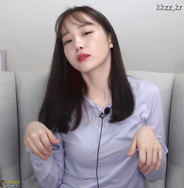 스트리밍하는 윤태진 아나운서.gif | 인스티즈