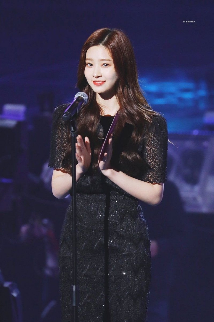 쭈굴미 넘치는 애잔한 개구리 아이즈원 김민주.jpgif | 인스티즈