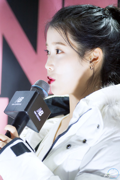 뉴발란스 토크콘서트 포니테일 아이유.jpg | 인스티즈