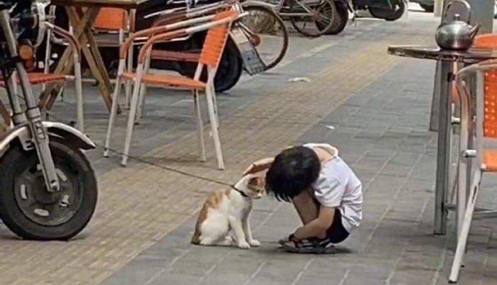 하교 늦어진 어린 아들 유괴 당한 줄 알고 달려나간 엄마가 목격한 광경 | 인스티즈