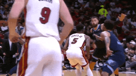 오늘자 요나스 발렌슈나스 앞에 두고 덩크 꽂는 마이애미 히트 데릭 존스 주니어.GIF | 인스티즈