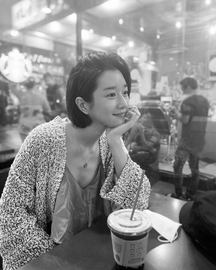 옷 가볍게 입은 서예지 | 인스티즈