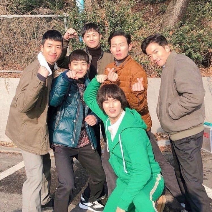 사랑의 불시착 사람들과 사진찍은 김수현 | 인스티즈